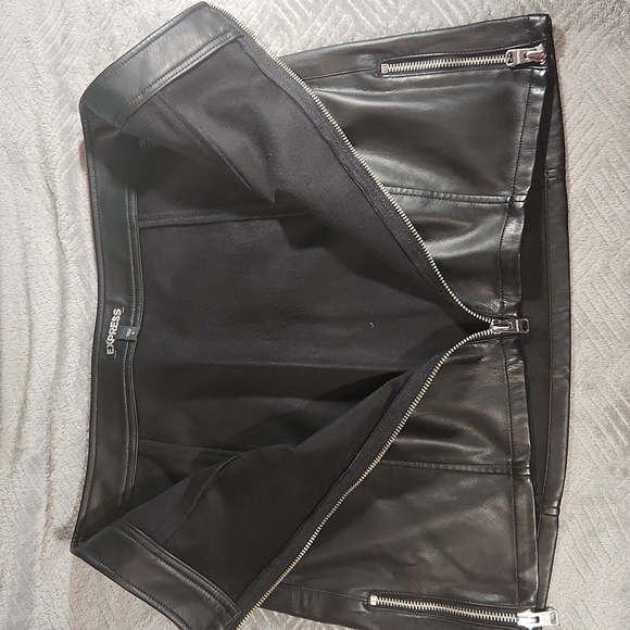 Express, Women's Size 4, Mini Black Faux Leather skirt with  Zipper Detail - Picture 2 of 7